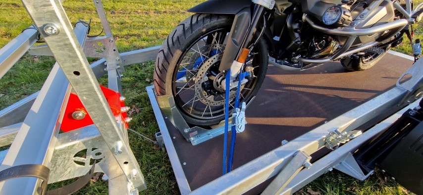 Remorque Abaissable Porte-moto et scooter - YO REMORQUE - CCL6 - 246 x 100  cm CCL6 : Remorque Center